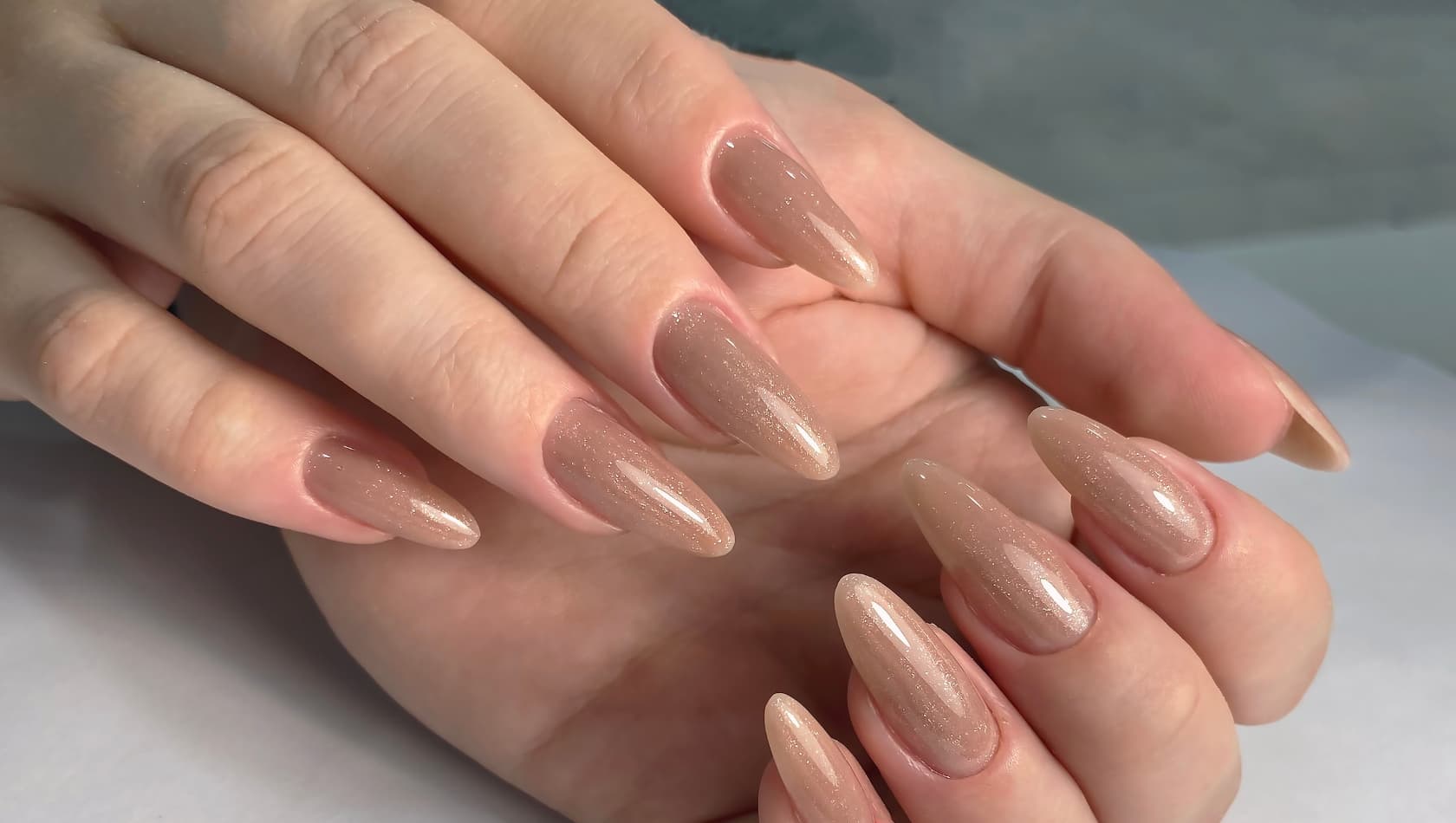 Esmalte bege é o novo preto: a cor domina o inverno e movimenta o mercado da beleza