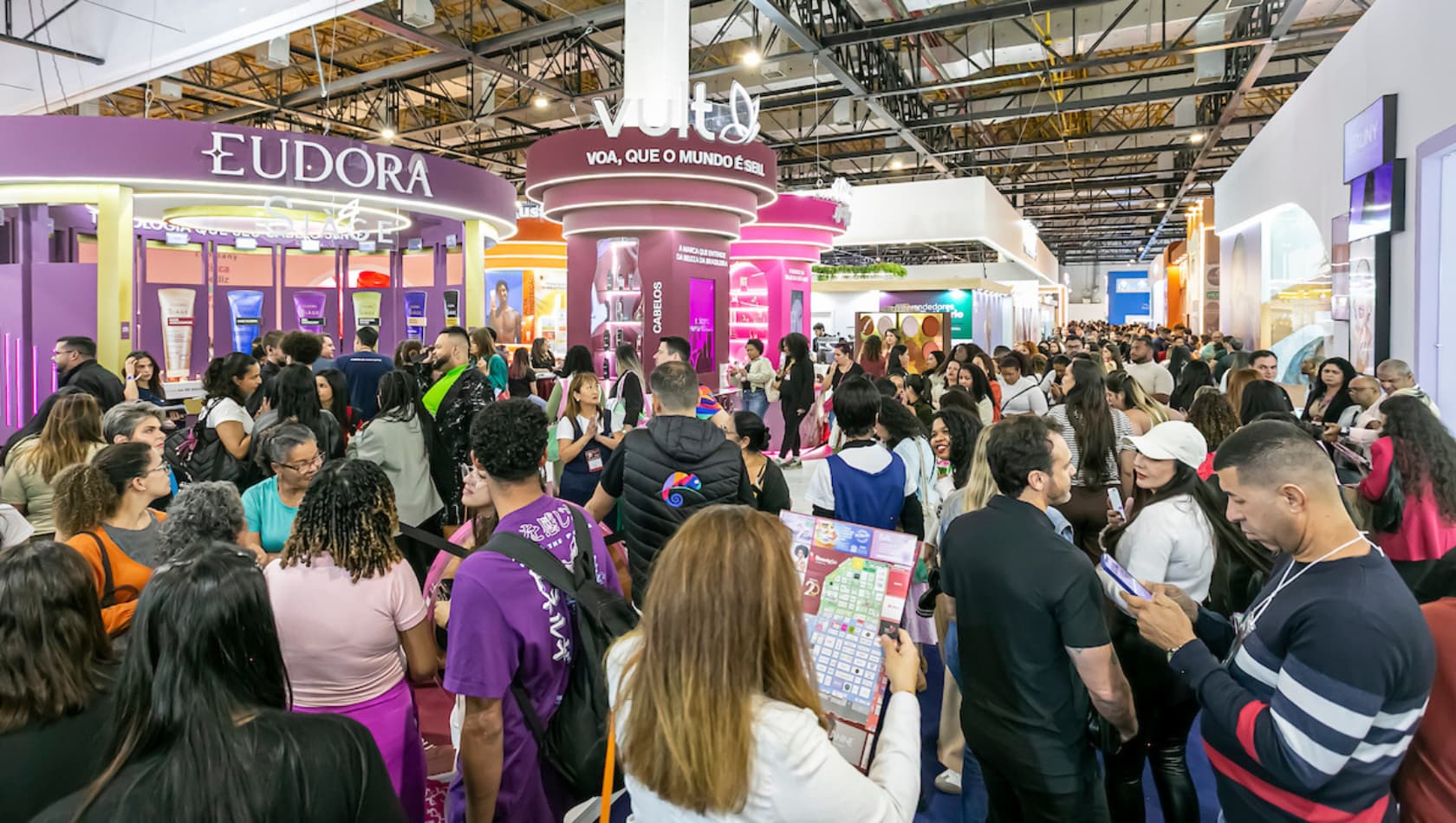Programação de congressos e lançamento de premiação dão o tom da Beauty Fair no segundo dia